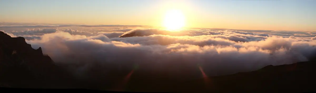 Sonnenaufgang über den Wolken am Haleakalā