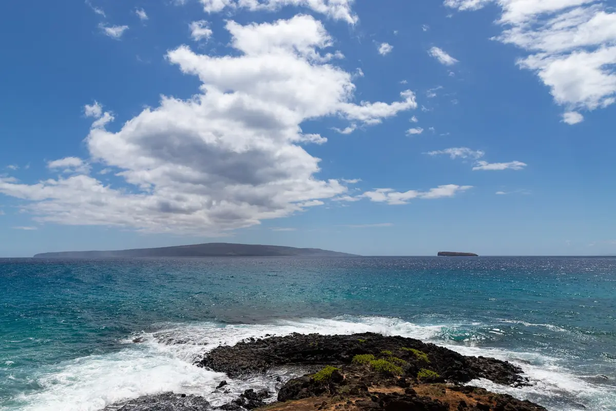 Der Molokini-Krater, dahinter Kahoʻolawe